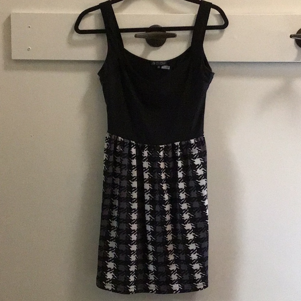 Elegant Black and White Patterned Sundress - Picture 1 of 2
